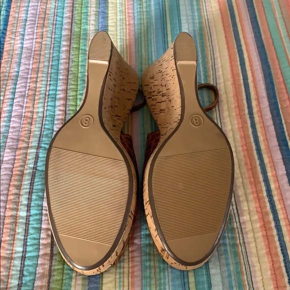 Leather peep toe wedge heels. - Picture 4 of 8